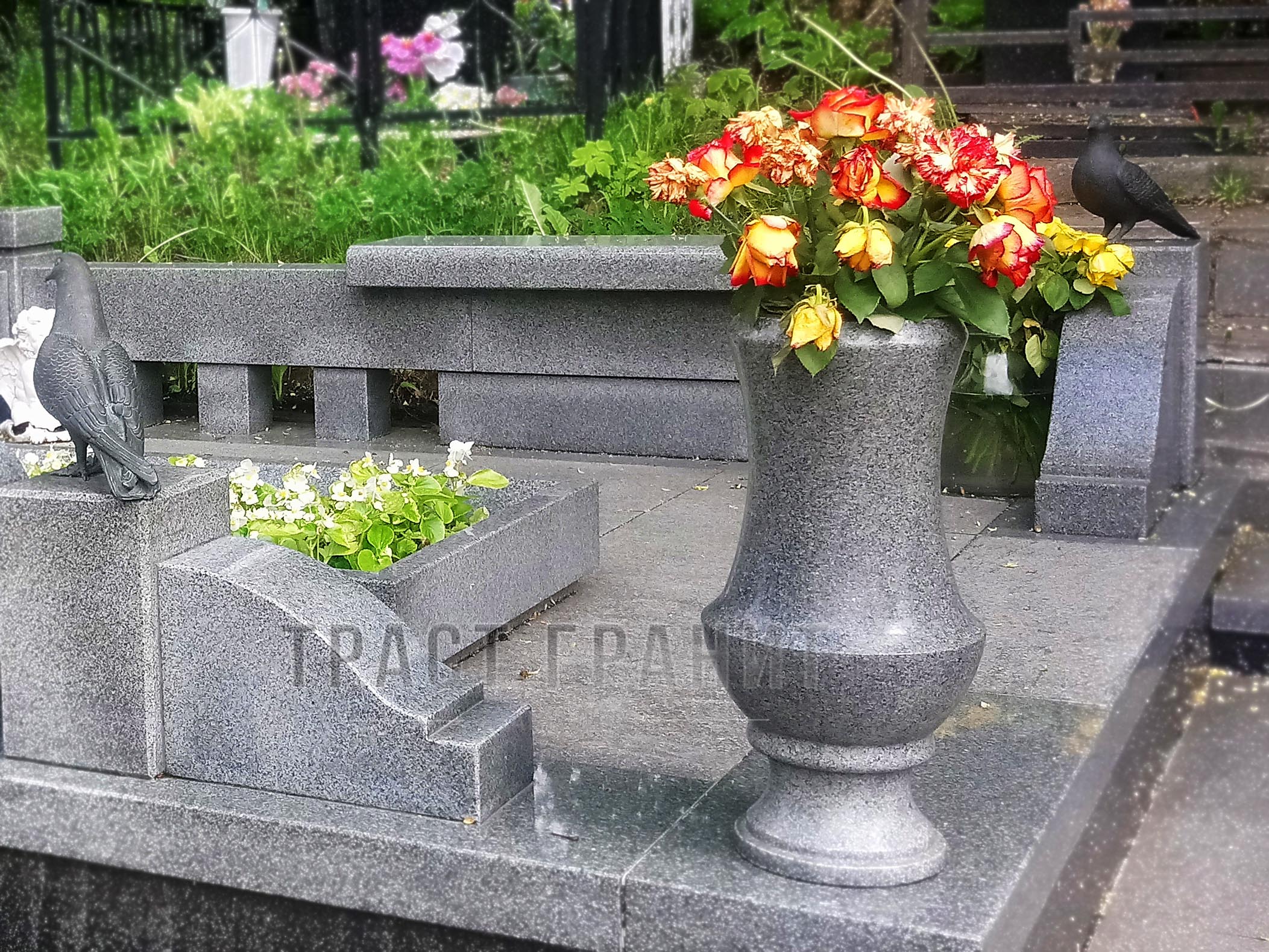 Гранитная ваза на могилу