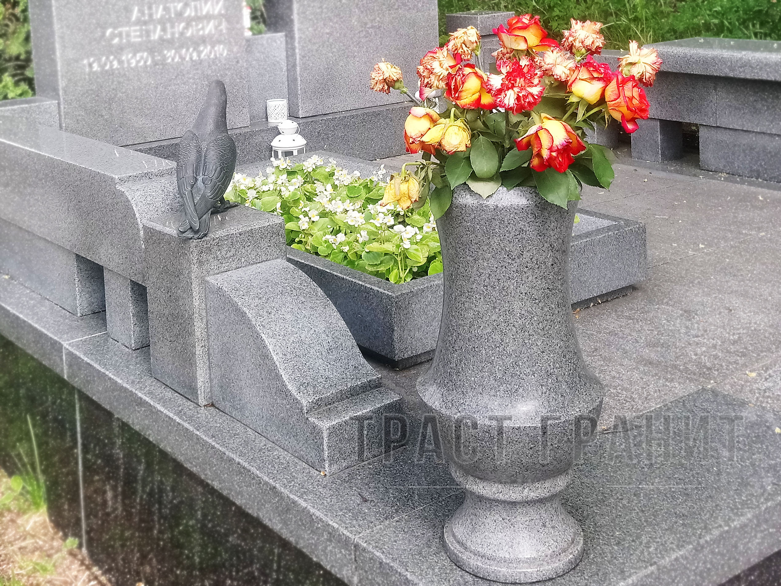 Гранитная ваза на могилу