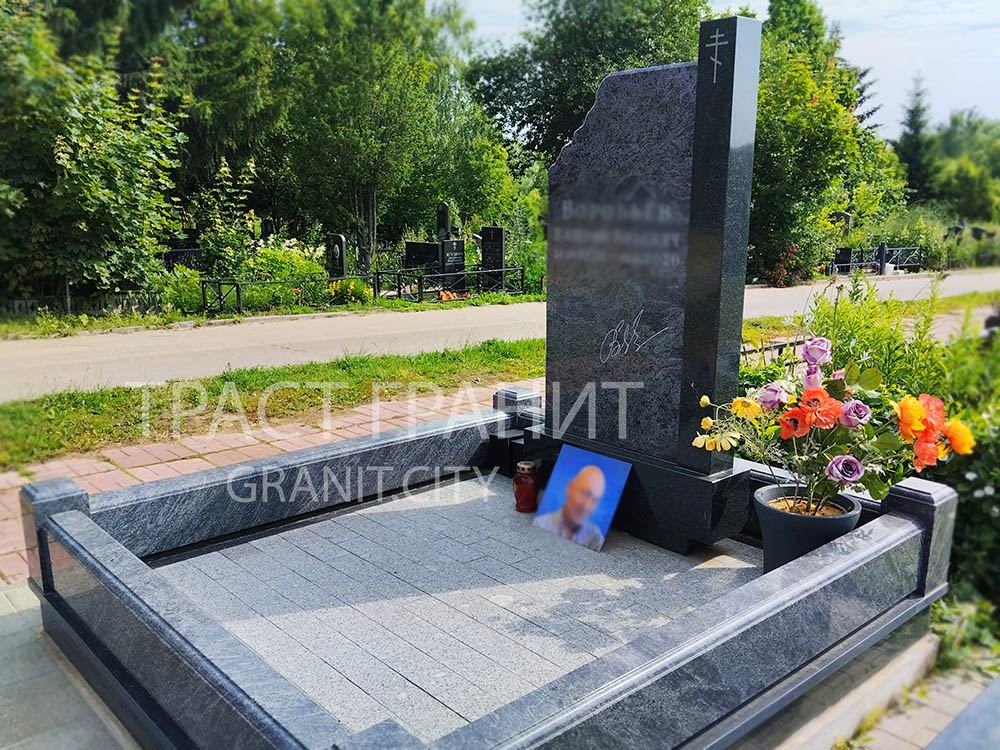 Памятник мужу на могилу из гранита