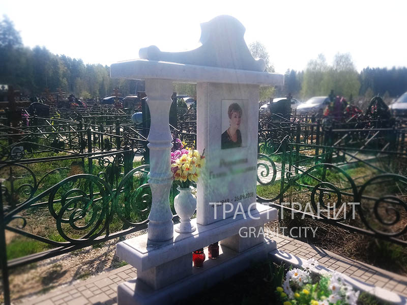 Памятники из гранита с колоннами