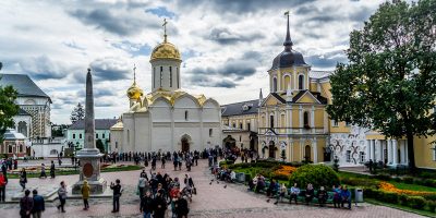 Изготовление и установка памятников в Хотьково. Более 300 вариантов памятников, различные товары – ограждения для могил, цветники, вазы, цоколи.