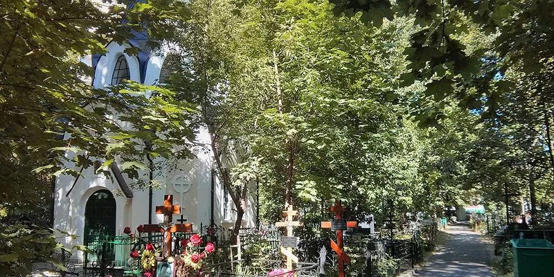 Изготовление элитных комплексов на Богородском кладбище в Москве. Компания Траст Гранит готова воплотить в реальность любую идею в мемориальной композиции.