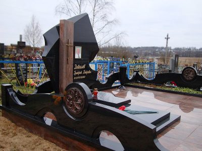 Изготовление элитных памятников из гранита на кладбище в Москве