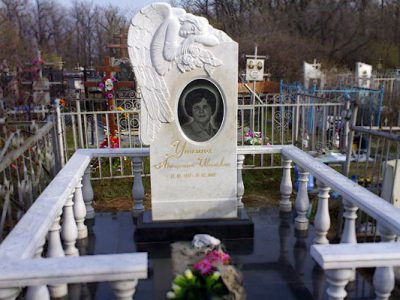Памятник женщине на могилу