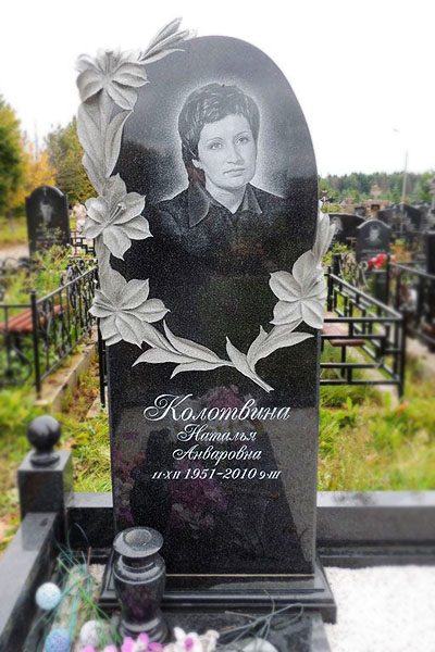 Памятник с цветами на могилу
