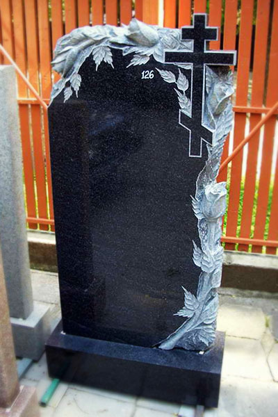 Памятник с цветами на могилу