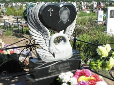 Памятник на могилу с птицей