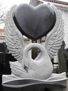 Памятник на могилу с птицей