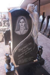 Памятник Скорбящая мать на могилу